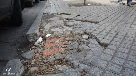 Un relevamiento arrojó que más del 90% de las veredas en Rosario están rotas o hundidas