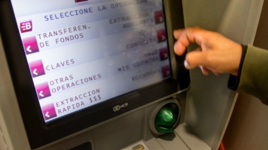 El Banco Central aumentó los montos máximos para extraer plata por cajeros automáticos