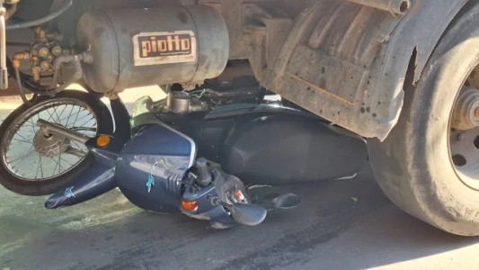 Una joven chocó y su moto quedó encastrada debajo de un camión de basura