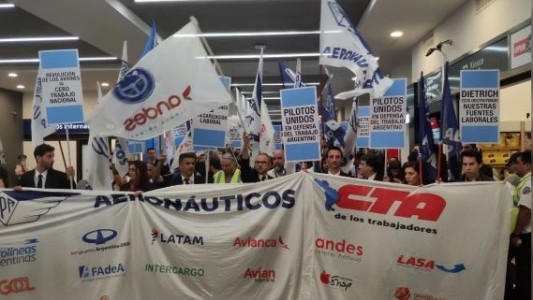 Por asambleas gremiales, Aerolíneas Argentinas reprograma vuelos internacionales y de cabotaje