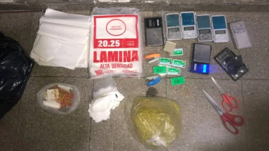 Vio un patrullero y descartó una bolsa con elementos para vender droga
