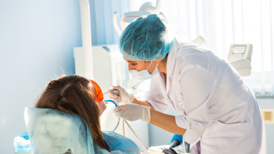 Una joven casi se ahoga en un consultorio odontológico y fue salvada por un agente de Protección Civil