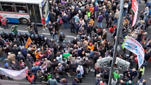 Tensión en el Congreso: reprimieron a jubilados que protestaban contra el veto a la ley