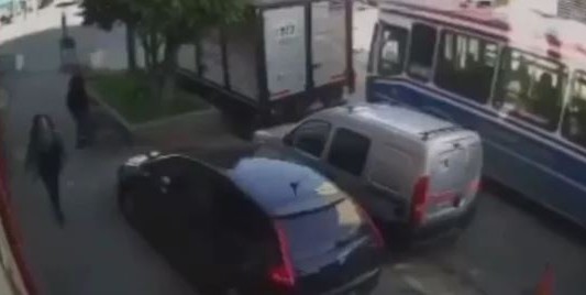 Cambiaba el repuesto del camión y murió aplastado por un colectivo en Laferrere