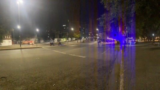 Parque España: un motociclista falleció tras derrapar y golpear con el asfalto