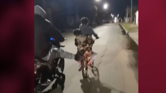 Se enganchó con la moto a la bicicleta y llevó a nenes de esa forma hasta que cayeron