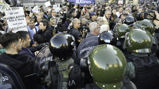 Incidentes frente al Congreso durante una nueva movilización de jubilados contra el veto presidencial