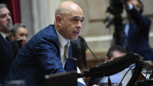 Senador libertario admitió que tiene una decena de asesores que paga el Congreso y no trabajan ahí