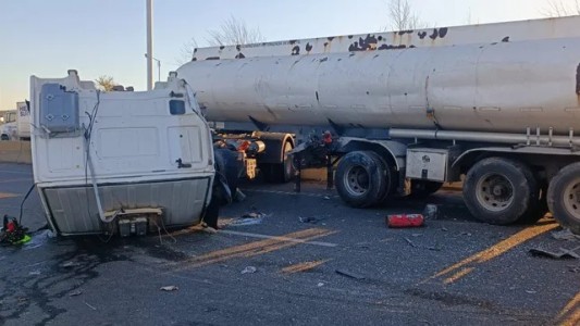 Robaron un camión frente a una comisaría y lo chocaron en avenida Circunvalación a la altura de Lamadrid