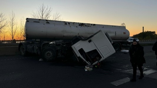 Investigan si el chofer del camión que volcó en Circunvalación realizó una falsa denuncia de robo