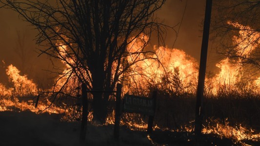 Video: impactantes imágenes del incendio en la autopista Córdoba-Carlos Paz