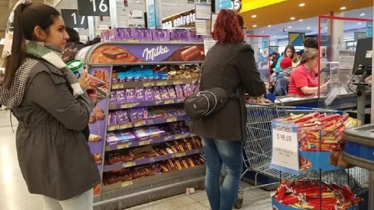 Prohíben productos "ultraprocesados" en zona de cajas de supermercados