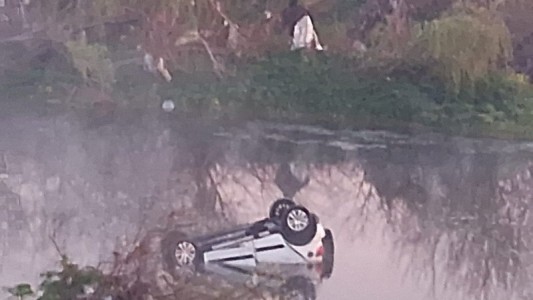 Un hombre perdió el control de su vehículo y terminó en medio del Saladillo