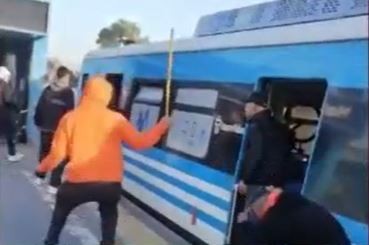 “Pegale un tiro que son negros”: la batalla campal en un furgón del Tren Sarmiento