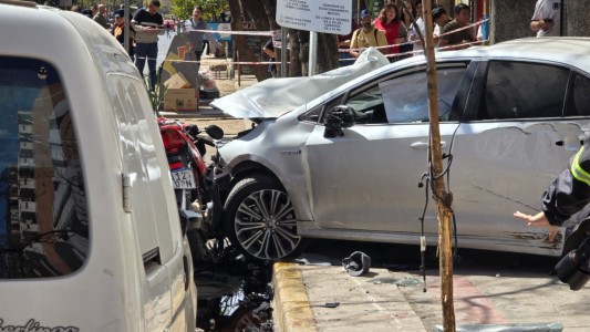 Un auto perdió el control, choco peatones y se incrusto en una farmacia