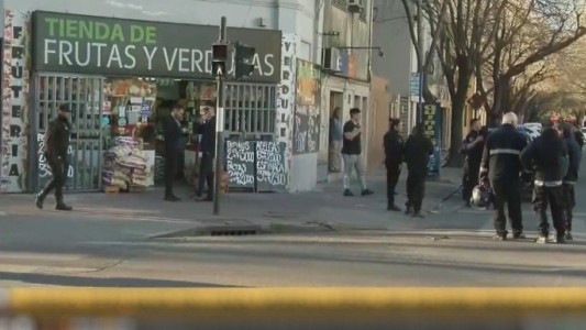 Un hombre esquivó un control, atropelló a un inspector y se escondió en una verdulería