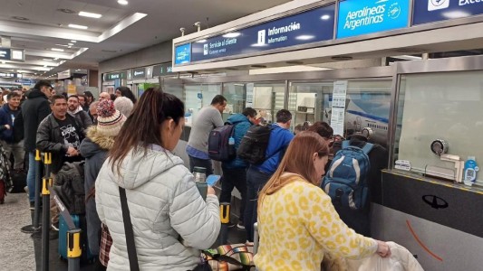 Sigue hasta el mediodía el paro que aeronáutico que afecta a 37 mil pasajeros