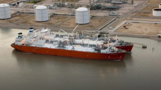 A Vaca Muerta se le agota el tiempo para cumplir el sueño de exportar su gas al mundo