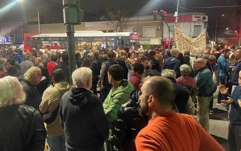 Jubilados se manifestaron en Olivos en contra del asado a los "héroes"