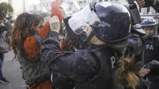 La Policía volvió a reprimir a jubilados frente al Congreso y también fue agredida una diputada