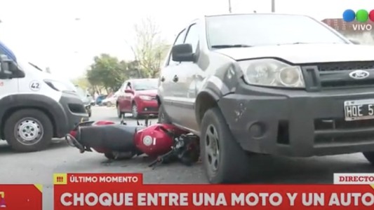 Accidente de tránsito entre un auto y una moto en zona oeste