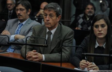 Represión del 2001: Se entregó el comisario Rubén Santos