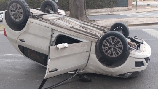 Un hombre chocó a dos autos estacionados y terminó dado vuelta en la zona sur de Rosario