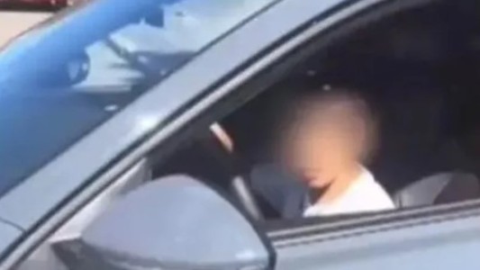 Video: un nene de 10 años manejó un auto por las calles de Mar del Plata