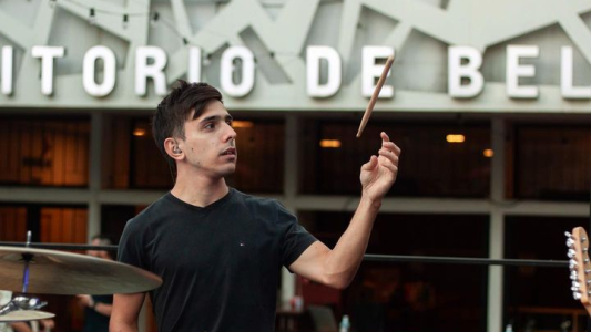 Gudy Prada: de golpear tachos a tocar la batería en el Teatro Colón