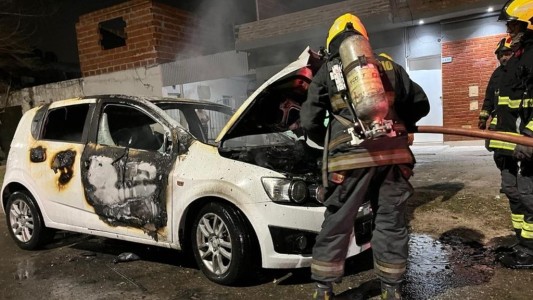 Rosario: se incendió un auto por completo en barrio Belgrano