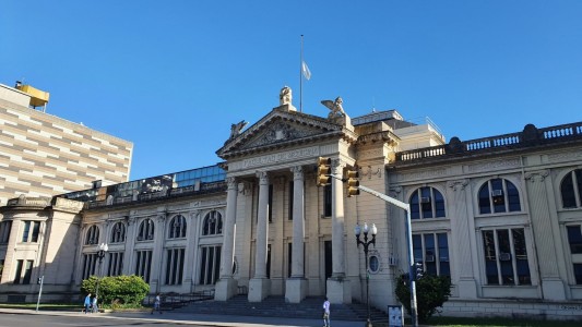 Docentes de la UNR realizan un paro de 48 hs contra el veto a la ley de financiamiento universitario