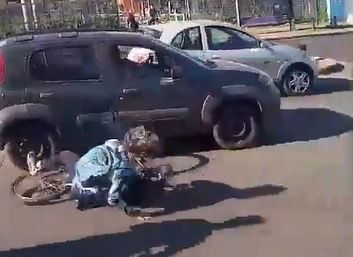 Video: Un conductor atropelló a una ciclista y se dio a la fuga