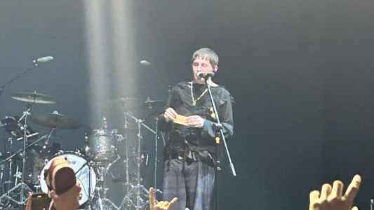 "Acá sí me los guardo que valen más": la chicana de Dillom al recibir 100 pesos mexicanos en un show