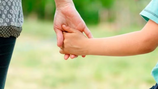 Hay una convocatoria para familias que quieran adoptar un niño de 7 años amantes del deporte