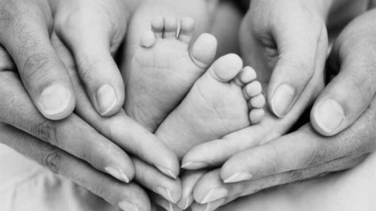 Disminuyen los nacimientos y aumenta la edad promedio de las madres