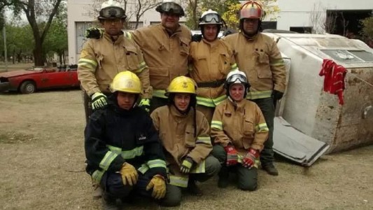 Bomberos de San Marcos Sierras se casaron en medio de su combate contra el fuego