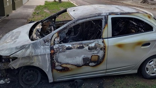 Un auto se prendió fuego por un cortocircuito en el motor