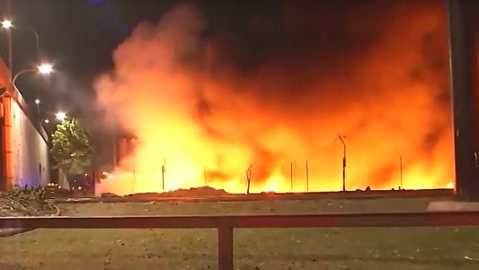 Zona oeste: vecinos aseguran que el incendio del depósito fue intencional