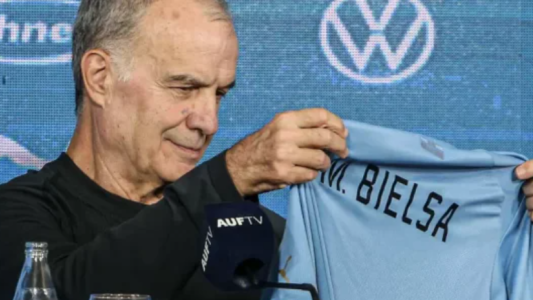 En medio del escándalo, la Asociación Uruguaya de Fútbol citó a Bielsa