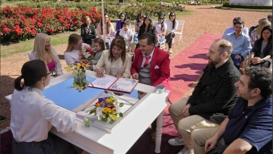 Dar el sí al aire libre: comenzaron los casamientos en el Rosedal