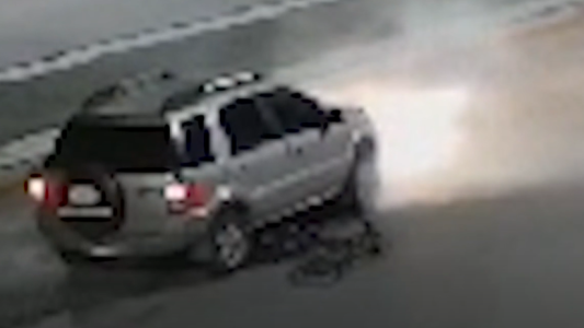 Conductora atropelló a un ciclista, lo arrastró 50 metros y escapó: la víctima sobrevivió