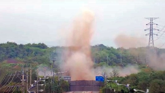 Seúl disparó al sur de la frontera después de que Piongyang detonó carreteras