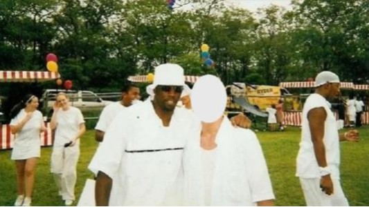 “Diddy” Combs le habría pedido a un adolescente que se baje los pantalones en medio de una “fiesta blanca”