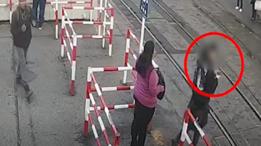 Video: por mirar el celular, casi lo pisa el tren