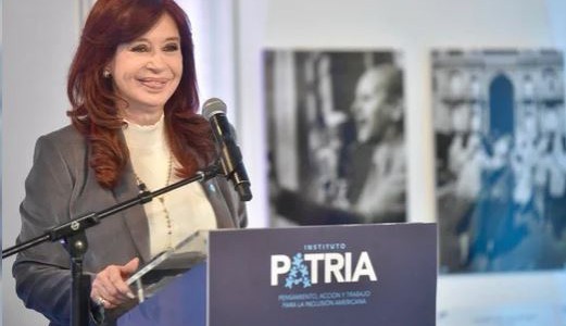 Cristina Kirchner criticó a Caputo y apuntó contra los gobernadores peronistas que acompañan al Gobierno