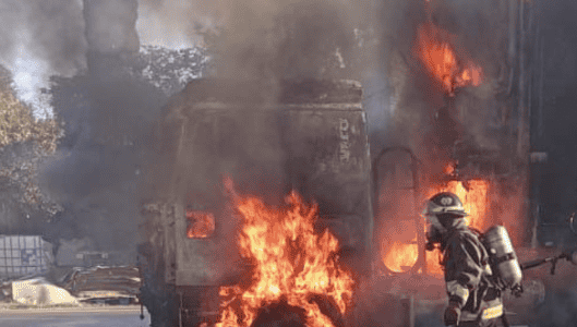 Se incendió la cabina de un camión debido a un fallo en el aire acondicionado en Empalme