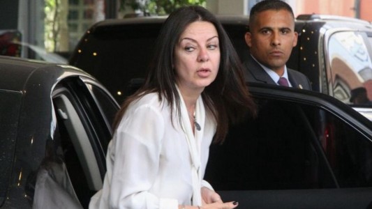 Escracharon a Sandra Pettovello en Aeroparque: "Dejá de ajustar al pueblo"