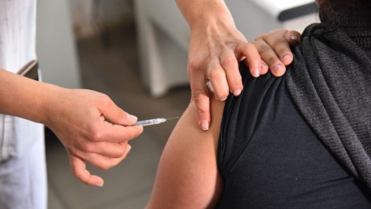 Operativo dengue: ampliaron la edad de vacunación de personal esencial