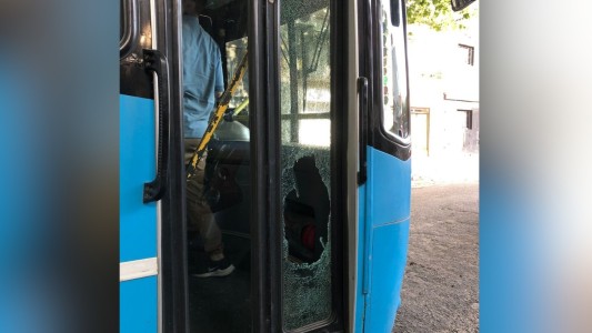 Detuvieron a un hombre por agredir a los pasajeros y destrozar un colectivo