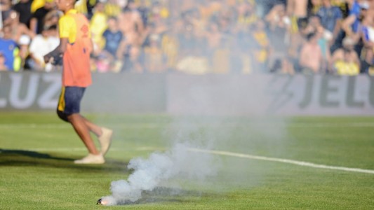 Rosario Central solicitó al gobierno la identificación de los hinchas que arrojaron bombas contra Banfield